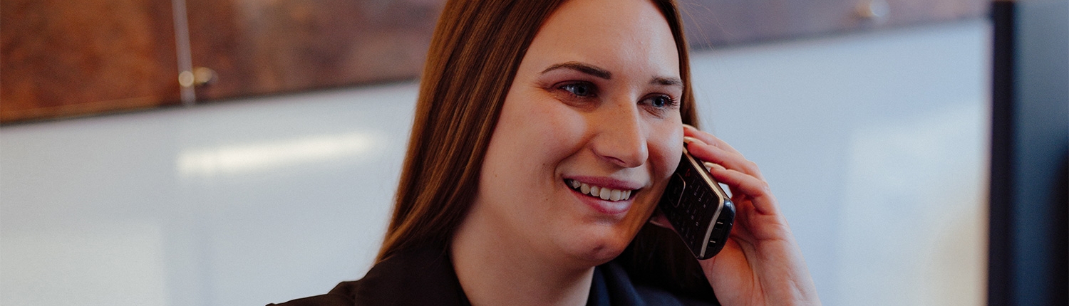 Celina Meier Mitarbeiterin Dornoff GmbH am Schreibtisch im Buero Dillingen