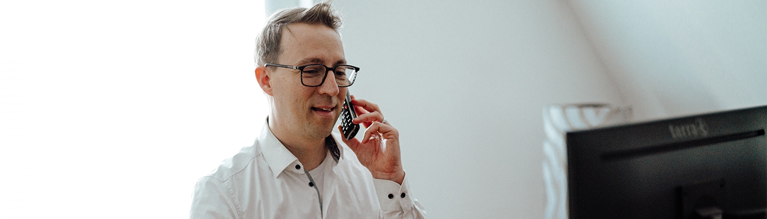 Bjoern Dornoff Geschaeftsfuehrer Dornoff GmbH am Schreibtisch im Buero in Dillingen